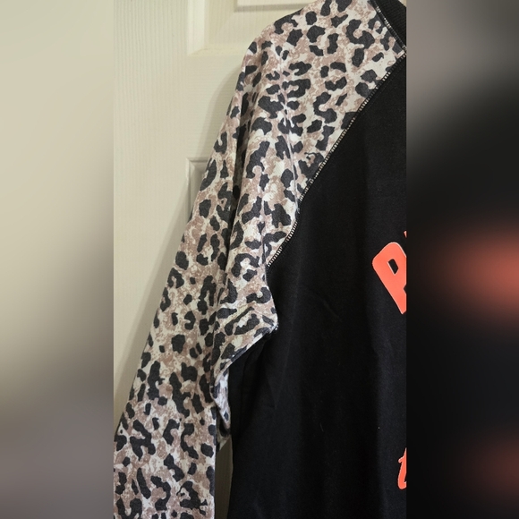 Black and Leopard Print Pumpkin Sweatshirt Fall Size M - Picture 2 of 4
